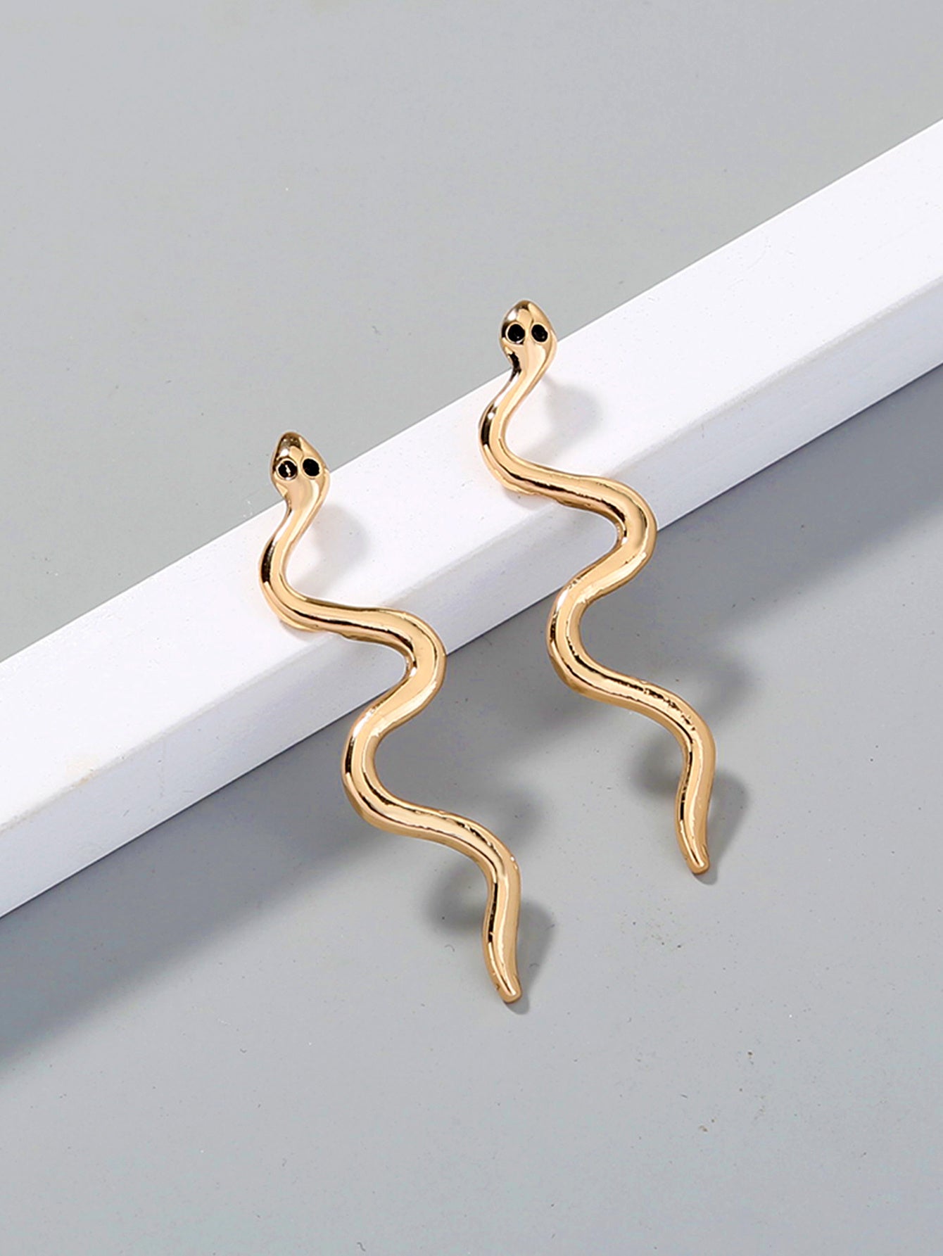 Trendy simple ins golden pop twisted snake metal earrings earrings